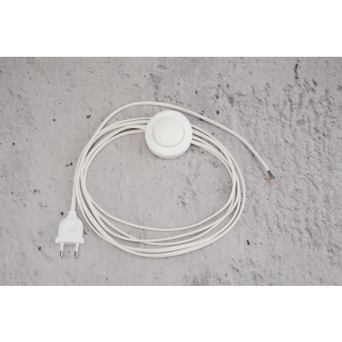 biały kabel z wtyczką i przełącznikiem